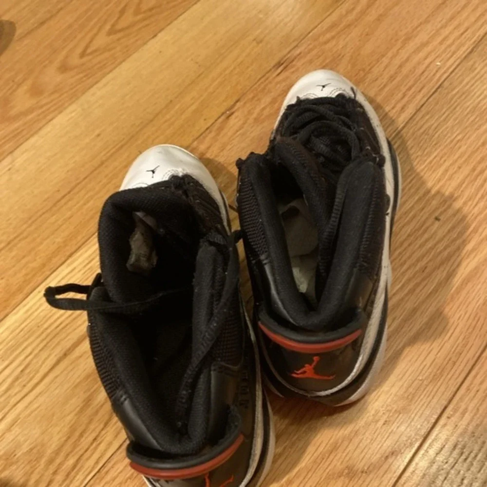 Air Jordan's  Boys 2.5Y 323432-067  White/Black ‎  3671